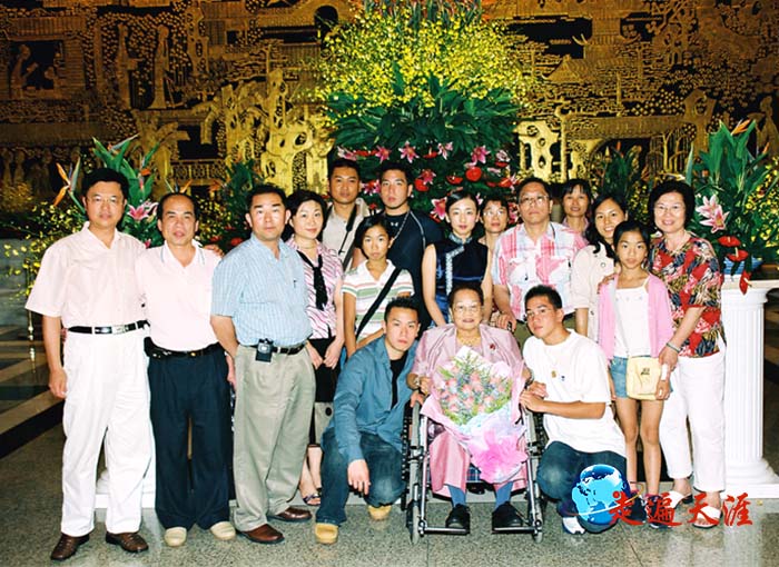 2 2006年7月，海内外朋友在广州祝福雷伯母80寿辰.JPG