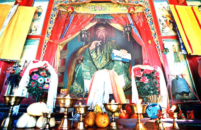 4 拉卜愣关帝庙神龛上，藏汉回各族民众敬献的哈达鲜花鲜果.jpg