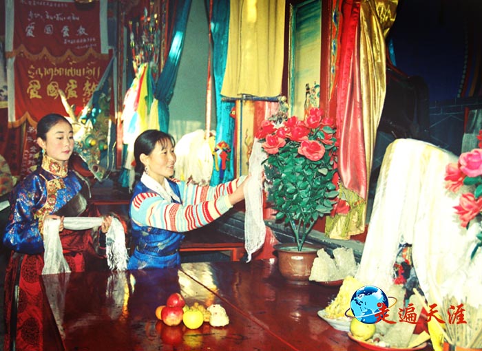 5 在拉卜楞关帝庙敬献哈达的藏族姑娘.JPG
