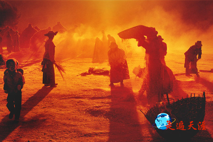 2 藏族民众在拉卜愣关帝庙前打晒青稞，如一首凝重悠远的高原歌谣.jpg
