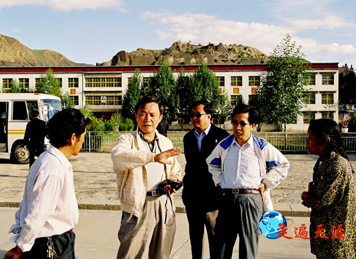 4 在日喀则关帝庙旧址，格萨拉康小学老师向我们讲述曾经的往事，左二为北京关公文化传播公司总经理戴兆明.JPG