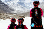 078  仰望珠峰：藏族姑娘在珠穆朗瑪冰川展