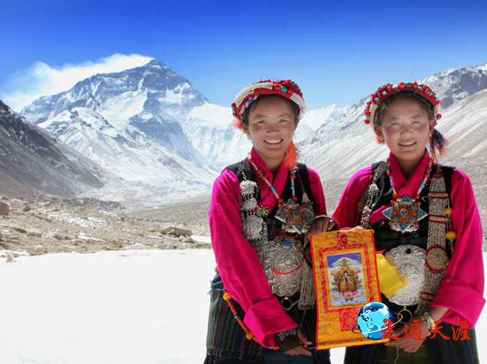 02 藏族姑娘在珠穆朗玛峰冰川展示关帝唐卡.JPG