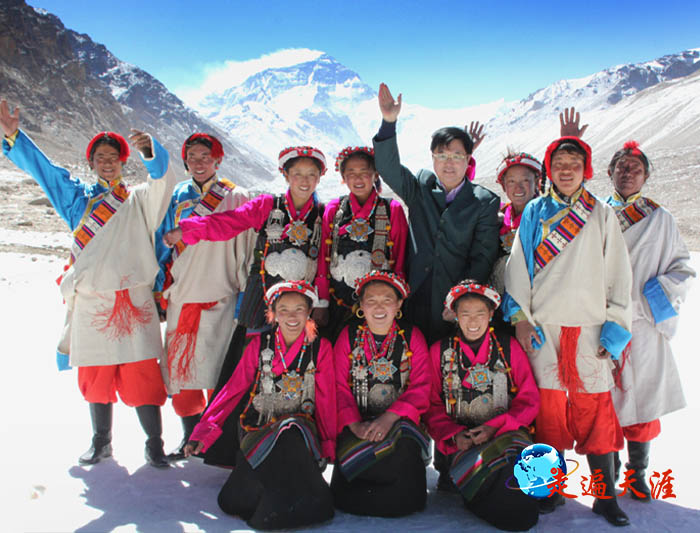 04 《走遍天涯访关公》作者朱正明和藏族朋友在珠穆朗玛冰川.JPG