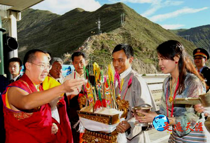 2 十一世班禅大师抵达拉萨，受到藏族民众热情迎接.jpg