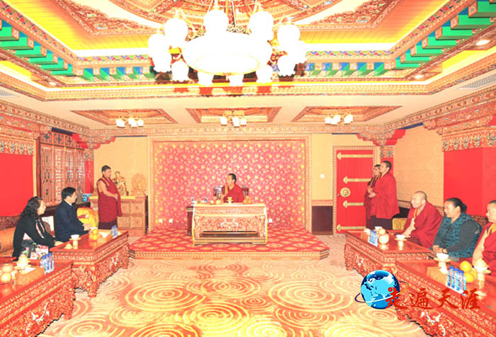 3 崔玉晶女士、朱正明先生在北京拜会十一世班禅大师，汇报珠穆朗玛关帝庙重建.jpg