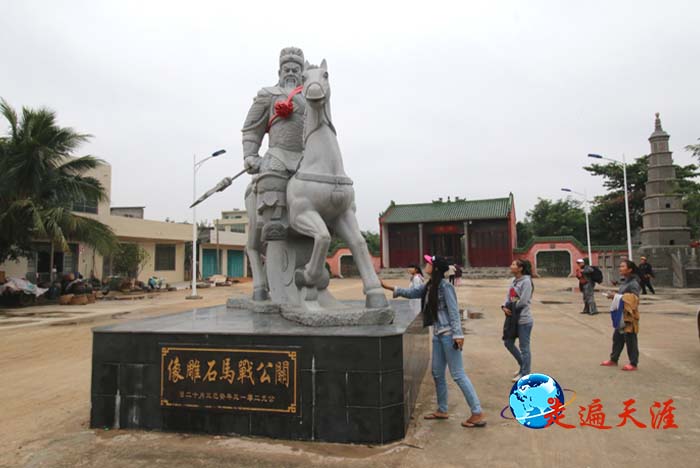 3 詹州中和关帝庙前，竖立着关公和赤兔马.JPG