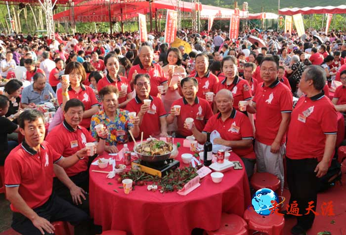 13 第二届香港关公节，元朗举办三千人盆菜宴。图为主礼嘉宾和山西代表团.JPG