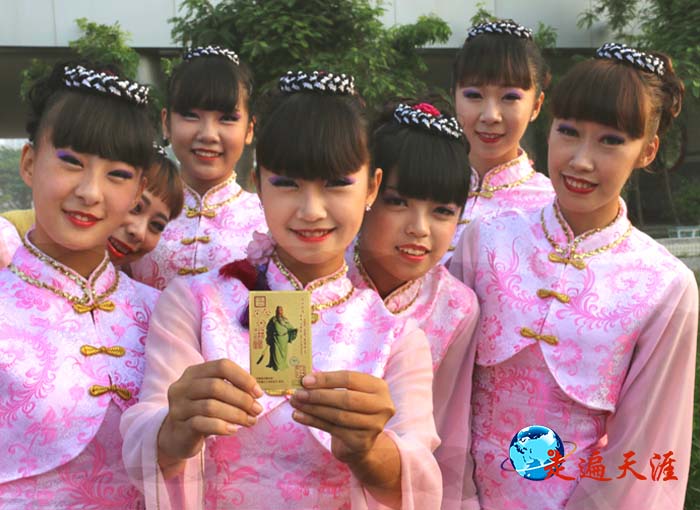 7 参加台南关帝大巡游的台南姑娘展示关帝金卡.jpg