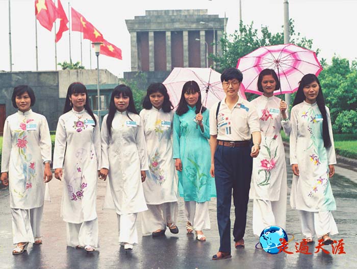 6 河内胡志明纪念堂前的越南京族姑娘，右三为本文作者.jpg
