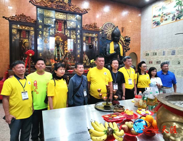09 马来西亚、中國海峽兩岸專家學者在马六甲義和會關帝廟參拜.jpg