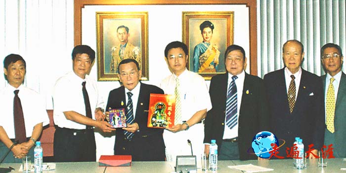 2 在曼谷，朱正明向泰国中华总商会郑明如主席（左三）及诸位副主席赠送关帝画册和光碟.jpg