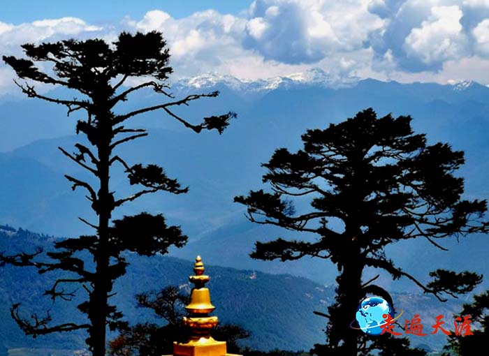 01 在不丹海拔3000多米的多楚拉山口，遥望喜马拉雅群峰.jpg