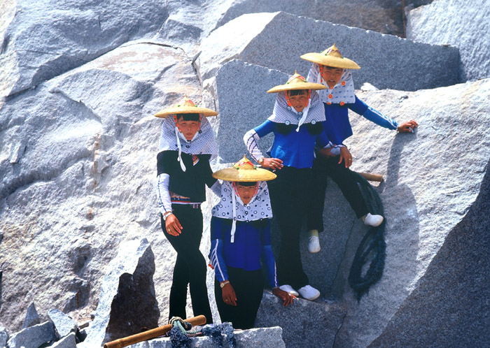 4 惠安姑娘在海边采石，如东海女神（朱正明 摄影）.JPG