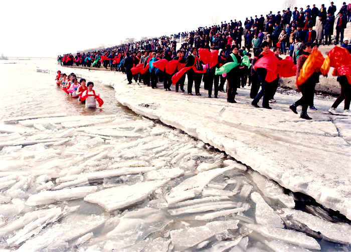 2 牡丹江冰河大秧歌。这里，是抗战时期八女投江纪念地.JPG