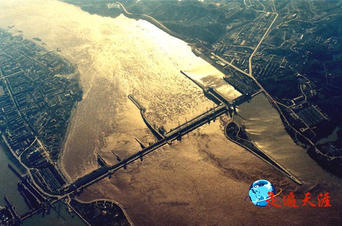 2 长江三峡西陵峡口的葛州霸工程鸟瞰。右岸，是当年的关公点军坡，现为宜昌市点军区.JPG