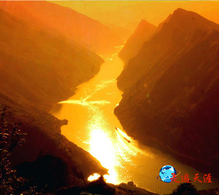 1 傍晚的长江三峡，落日余晖映照江面.jpg