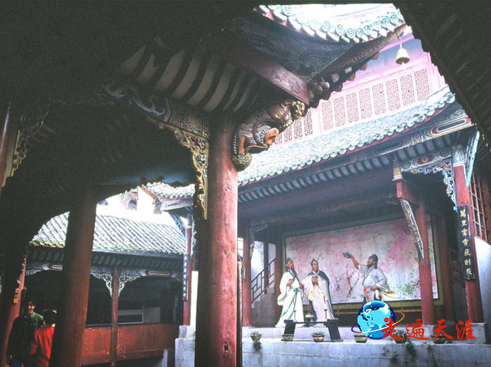 5 重庆云阳，长江岸边山崖之上的张飞庙群雕桃园结义.JPG