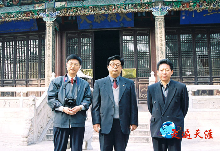 5 聊城山陕会馆王馆长（中）、张副馆长（右）向朱正明介绍会馆历史.jpg