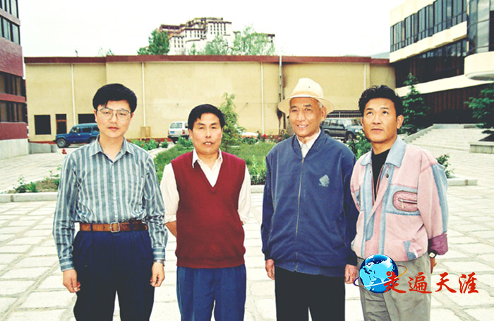 1 全国政协委员、西藏大学硕士生导师恰白·次旦平措（右二）向朱正明（左）讲述中原关帝文化传入藏族地区的故事。左二为吴云岑处长，右为藏汉翻译丹增.JPG