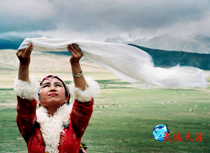 6 念青唐古拉山下，藏族姑娘托举着哈达，向天祈祷（朱正明摄于1995年）.jpg