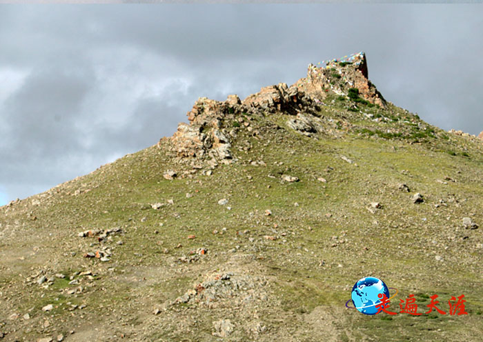 7 在西藏定日县318国道两侧，228年前清军击退廓尔喀军的碉楼古堡，如今仍依稀可见（朱正明摄于2017年）.JPG
