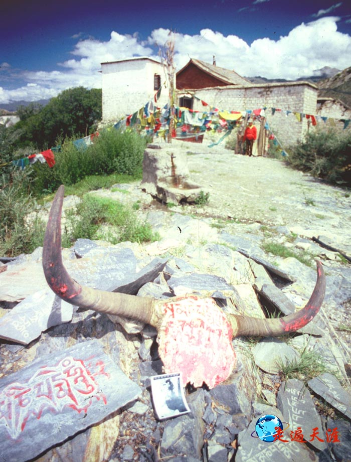 1 西藏拉萨巴玛热山头的关帝庙 （摄于1995年).JPG