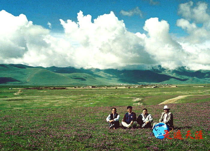 7 静静坐在藏北大草原，仰望念青唐古拉雪峰，升腾起一缕缕飘渺的云朵，慢慢融化在深邃的苍穹.......JPG