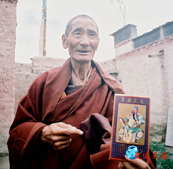 8 在江孜关帝庙旧址，守护关帝庙殿的最后一位喇嘛，向我们讲述高原的关公故事（摄于1995年）.JPG