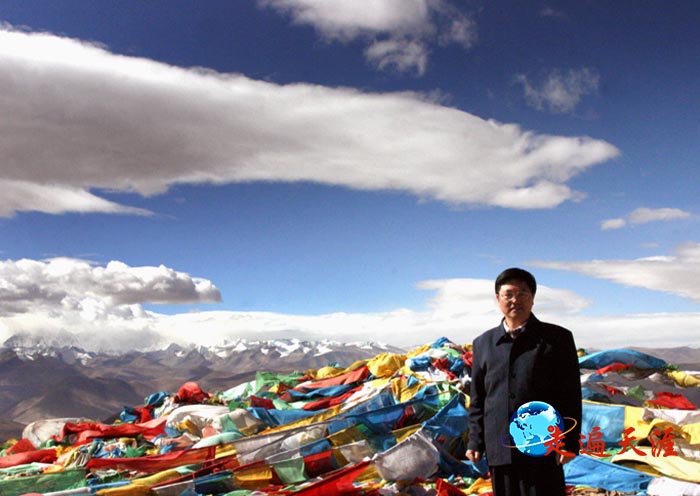 3 《走遍天涯访关公》作者朱正明先生在珠峰自然保护区加乌拉山头.jpg