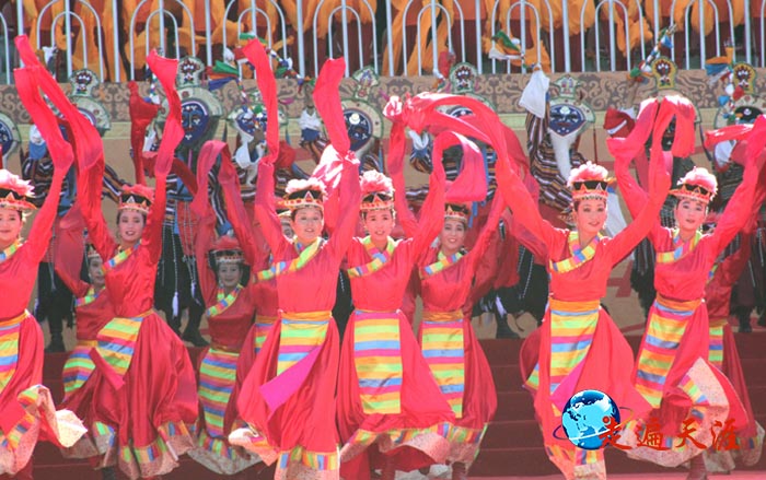 1 西藏山南藏族姑娘在雅砻文化节尽情欢歌.jpg