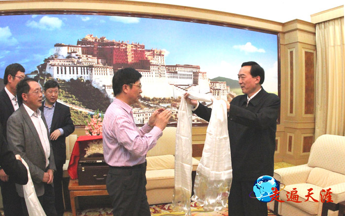2 西藏自治区党委书记陈全国向《走遍天涯访关公》作者朱正明献哈达.JPG
