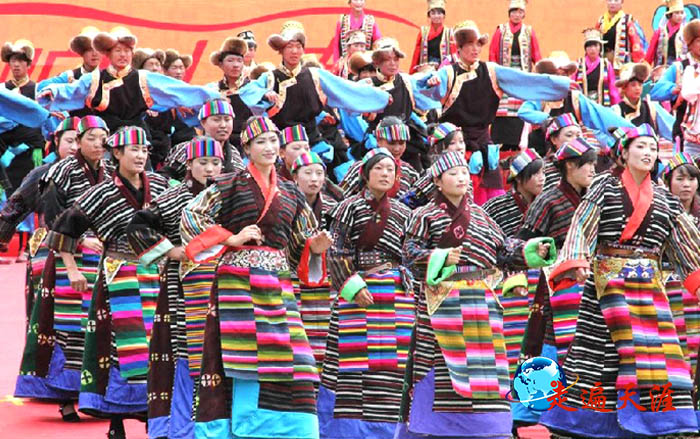 6 藏族牧民以精彩歌舞展现山南大美.jpg