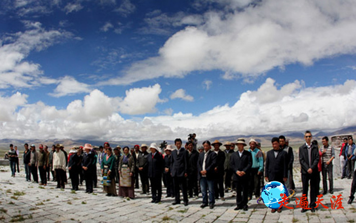 07 当地藏族汉族民众参加捐赠仪式.JPG
