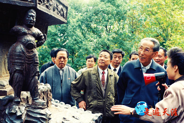 1 阿佩·阿旺晋美副委员长1992年10月在关公显圣的当阳玉泉山.JPG