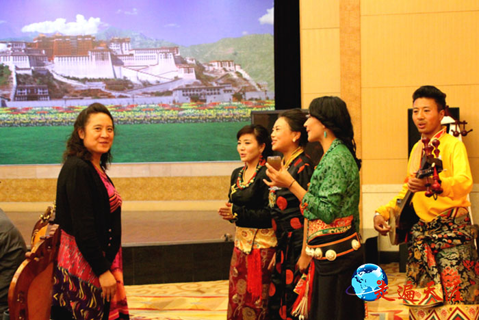 3 藏族姑娘小伙为崔女士演唱雪域高原歌谣.JPG