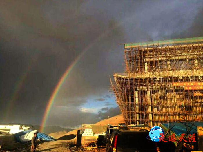03 2015年农历六月二十四，珠穆朗玛关帝庙建设工地升起绚丽彩虹.jpg