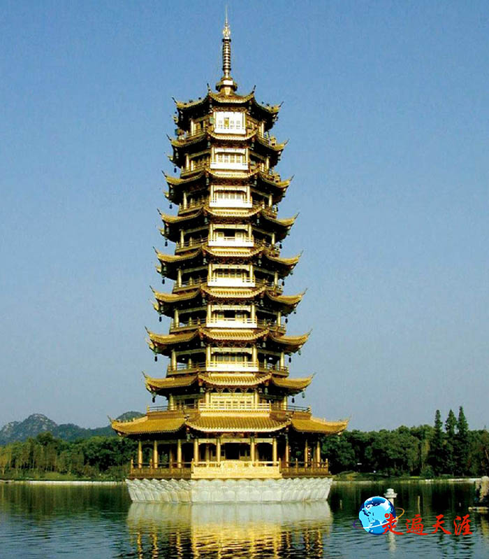 10 广西桂林铜塔，位于桂林市中心杉湖景区.jpeg