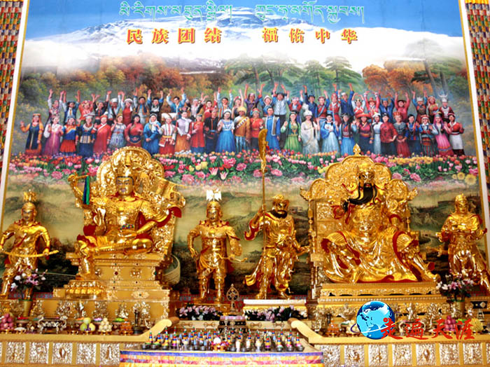03 珠穆朗玛关帝大殿供奉关公和藏族英雄格萨尔王.jpg