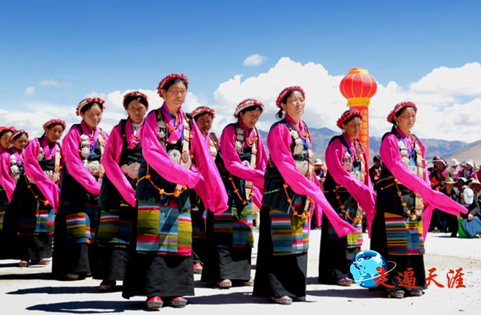 08 身着盛装的藏族农牧民跳起欢快的洛谐舞蹈，庆祝珠穆朗玛关帝庙重建.jpg