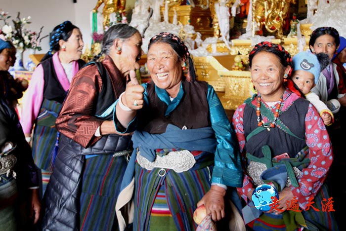 5 雪域高原的藏族民众，盛赞珠穆朗玛关帝庙重建吉祥.JPG