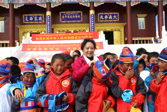 3 2019年国庆节前夕，崔女士再次来到珠穆朗玛关帝庙，为藏族孩子们送来保暖绒帽.JPG