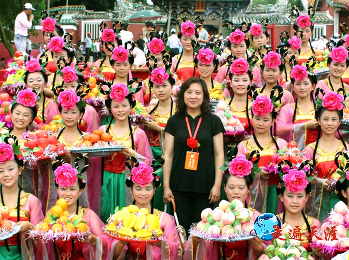 9 福建东山岛举办海峡两岸关公文化节，东山少女把崔女士团团围住.jpg