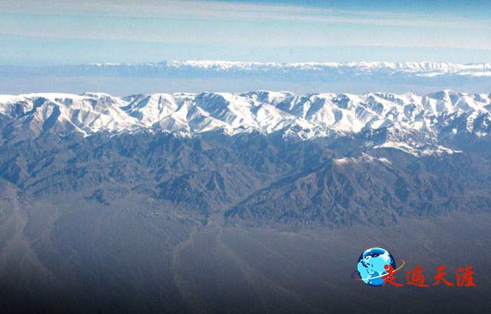 2 新疆哈密天山关帝庙，就坐落在这片冰雪纯净的东天山之巅.JPG