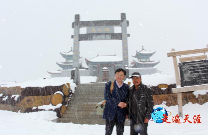 4 天山之巅的关帝庙前，朱正明与守庙师傅在风雪中合影.JPG
