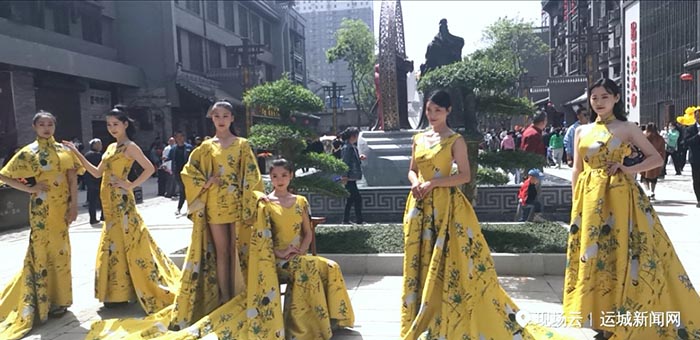3 運城姑娘們在盬街表演傳統服飾.jpg