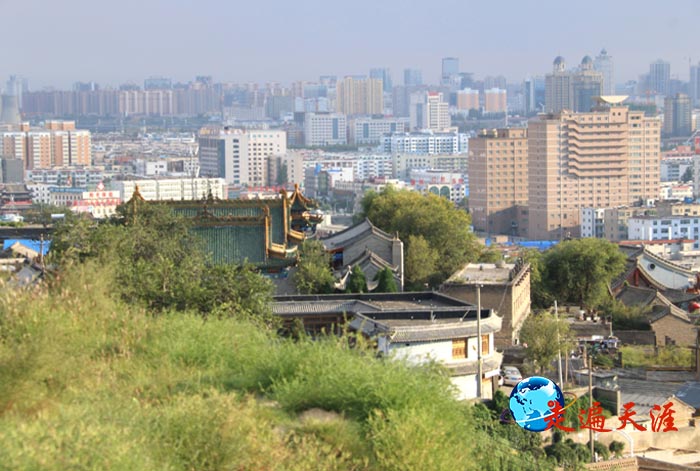 4 在古长城之上，俯瞰榆林东山关帝庙和榆林新城.jpg