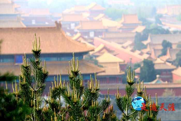 0 在北京景山之上俯瞰故宫.jpg