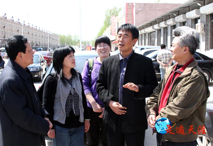 3 涿州三义宫主任吴山海（右二）正在给游人讲述三国故事.jpg