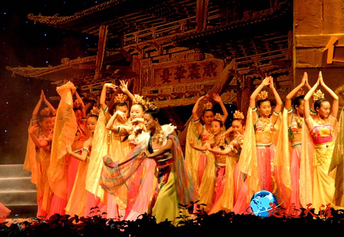 5 运城姑娘在世界关帝圣像颁奖晚会上的歌舞表演“关帝颂”.JPG